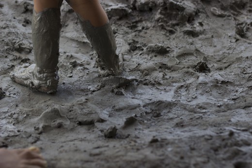 A child's muddy feet. 