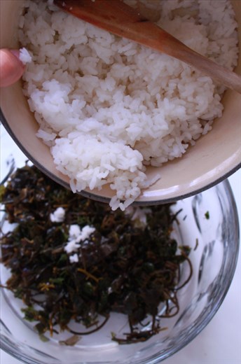 Mix the cooked rice well with seaweed 