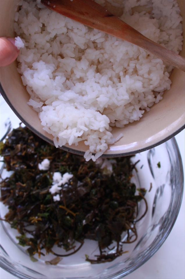 Mix the cooked rice well with seaweed 