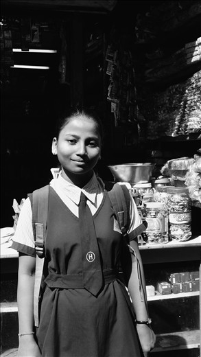 Dharavi - Mumbai - Teenager at the front of her faster's shop