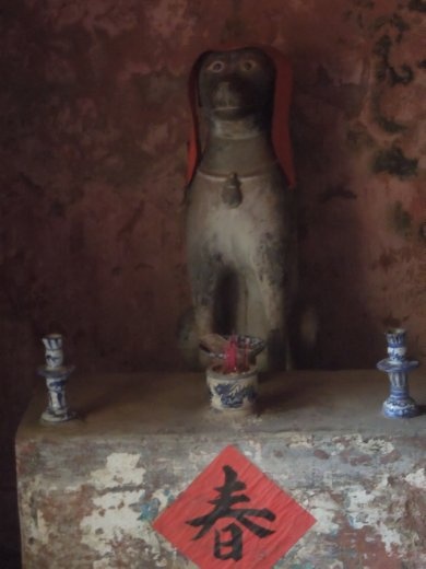 One of the guardian statues at the entrance to the old Japanese bridge