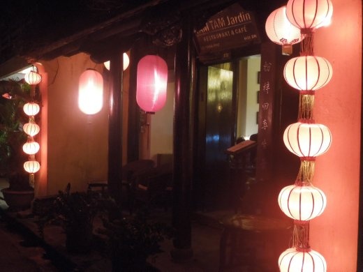 This is what a typical store front or restaurant in Hoi An looks like :-) Pretty!