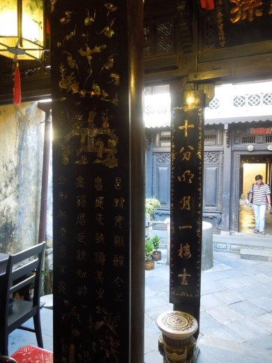 Pillars inlaid with mother of pearl