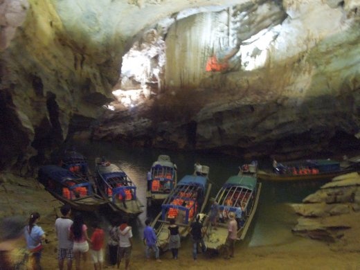 After a quiet and dark boat trip through the cave, the boats drop us in one of the main caverns to go explore on foot