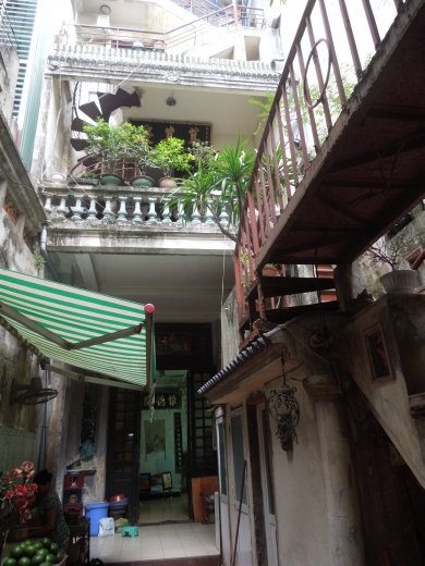 Then, you start climbing! Up 3 flights of stairs (the last being a rickety spiral staircase) until you get to the roof where there are actual tables/chairs