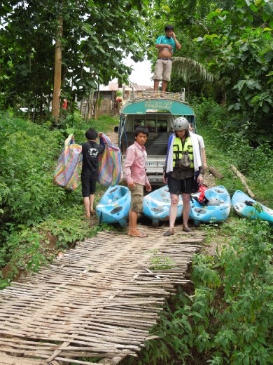 Loading our kayaks back up onto our tuk-tuk for the ride home.