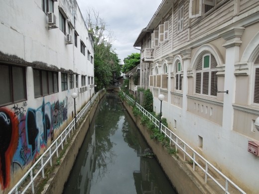 Little canal running through Chiang Mai offers a glimpse of what most of the city used to look like instead of the modern roads