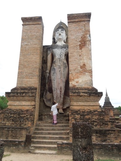 This is an original Buddha statue and is 9 meters high-- we are still at the main Wat Mahathat