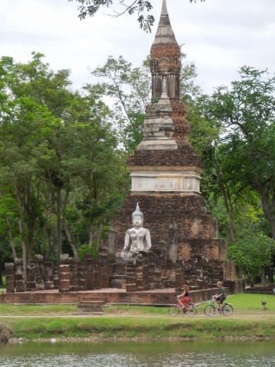 Another couple biking like we were- best way to get around!