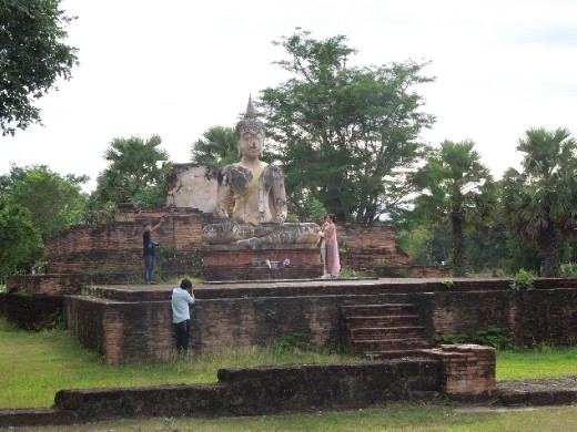 There was a Thai couple doing a photo shoot here-- engagement shots? We saw another photo shoot of what were obviously wedding photos :-)