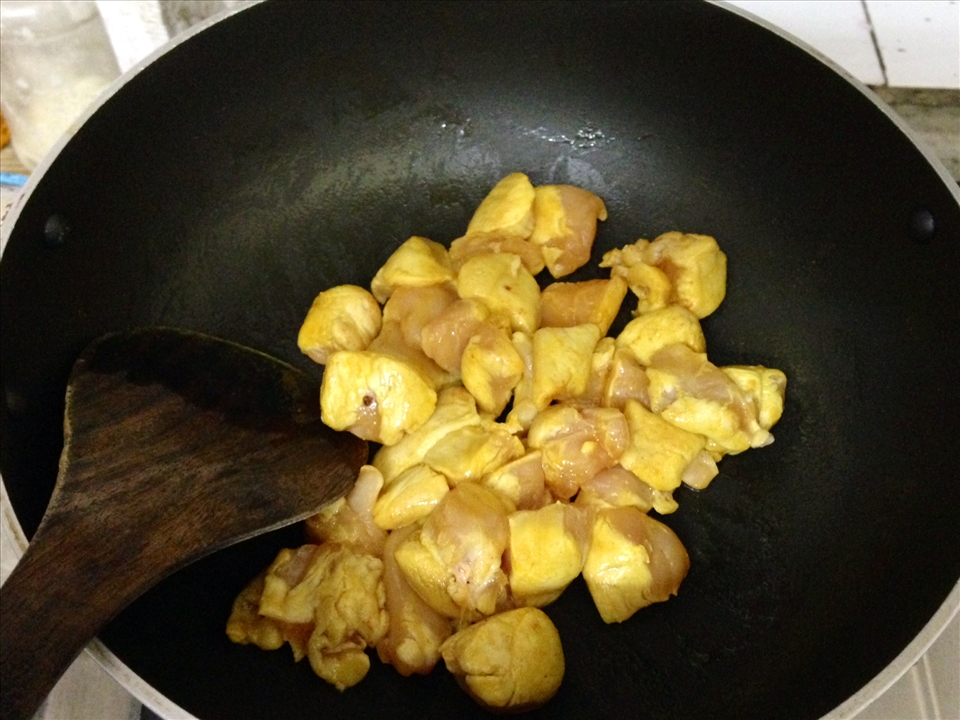 Frying the chicken with turmeric and salt