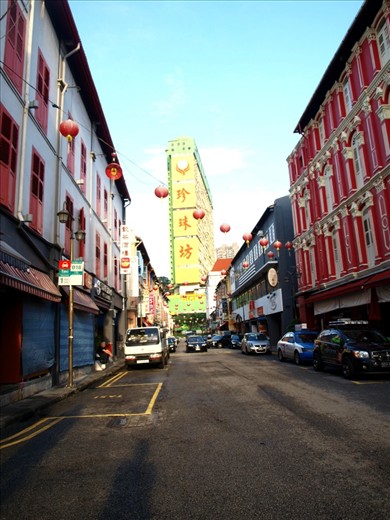 Pearl Centre greets tourists and civilians alike to Chinatown, Singapore. Famous for traditional Chinese herbs and dessert, the history and uniqueness of this building   sets it apart.