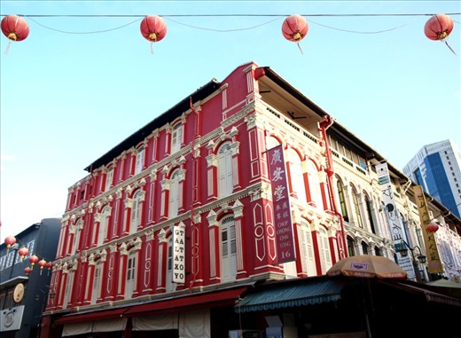 This red building stands just across Pearl Centre, and like its iconic neighbour, had seen much over the years. In the early years, it was cramped and over crowded with Chinese immigrants, but its current clean and well-mantained state is testament to Singapore's development as a country.
