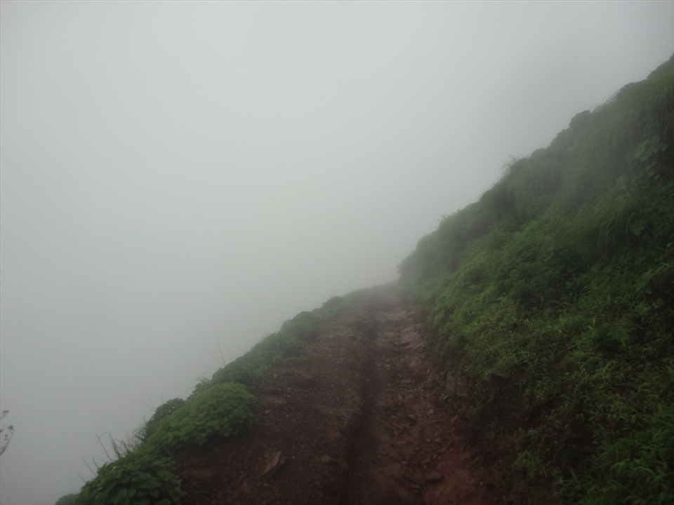 The scariest path to the top of peak, a drop to the side is more than 4000 ft.