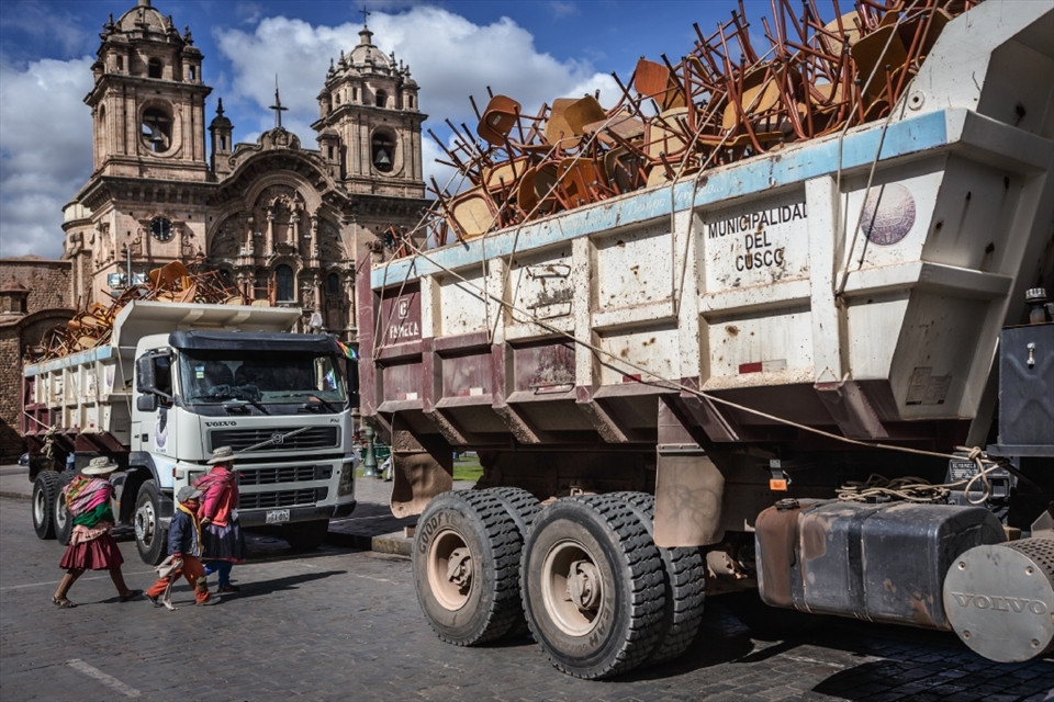 Delivery of chairs to the Cathedral of Santo Domingo the day before the Inti Raymi procession.