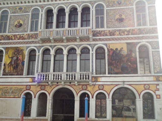 Just one of Venice's old buildings. I was surprised by the Indian look of the arched windows.