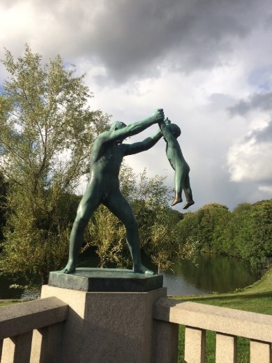 The days when you were small enough to be swung around! (Vigeland Park)
