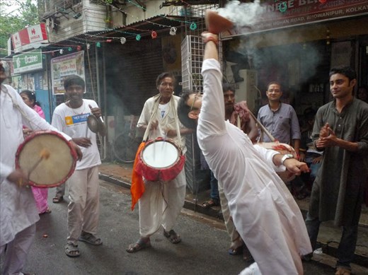 Fire in hand, a way to dance and impress the godess