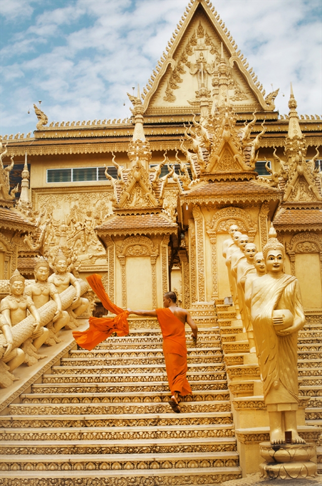These pictures tell about moments I encountered on the streets in and around the two biggest cities of Cambodia. In the often very poor surrounding there is still something beautiful and peaceful in the atmosphere.
This pagoda is the most beautiful I have seen in Cambodia so far. I loved the steps and stayed there for one hour and waited for something to happen on those stairs. Then a monk appeared and flung his robe around his shoulders.