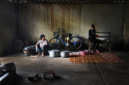 These women are living in an old factory. They don’t own their own land and they live in danger of loosing their homes one day if the factory is sold. Here they found a place where they can stay, sleep and cook. Where it is dry during the stormy times.  
