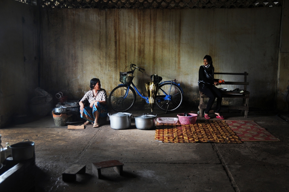 These women are living in an old factory. They don’t own their own land and they live in danger of loosing their homes one day if the factory is sold. Here they found a place where they can stay, sleep and cook. Where it is dry during the stormy times.  