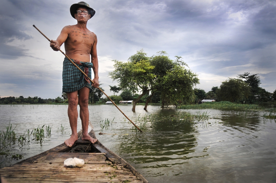The streets and rice fields were flooded. If the flooding ever last longer than one week all the crops would be destroyed. In some parts of the land boats are then the only way to get from one place to another. 