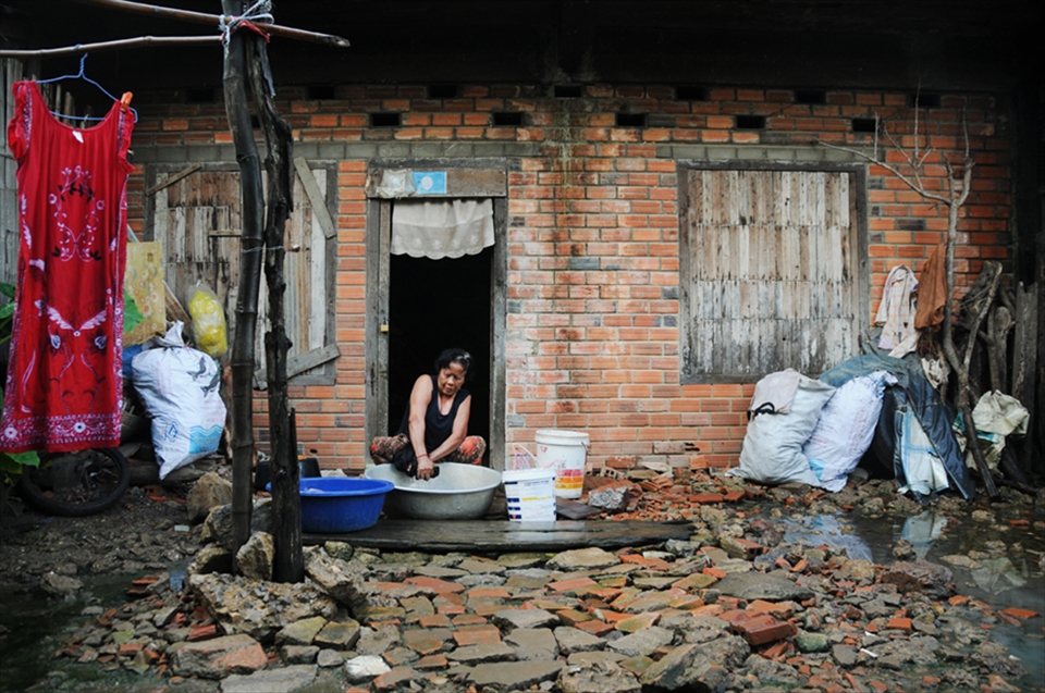  I walked through the streets a little bit outside of town, then I saw this women washing her clothes. I asked her if I could take a picture, she smiled and continued washing. She had a good house, made of stone but still she seemed to be poor and the floods almost reached her house. 