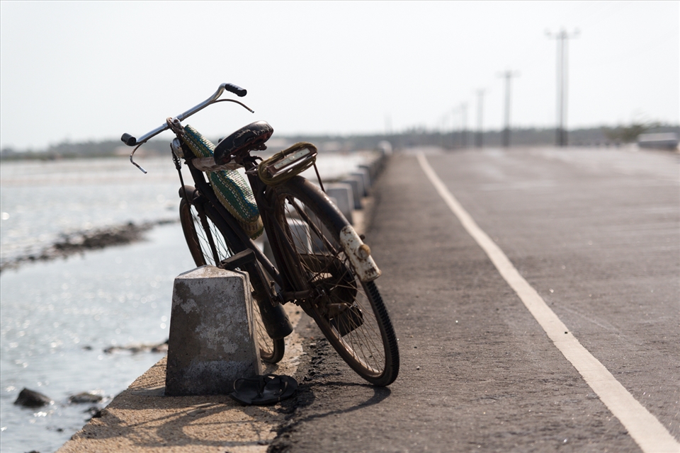 The roads have been refurbished; but they are hardly used, as most people – with all the economic hardships that war brings – can only afford a bicycle...