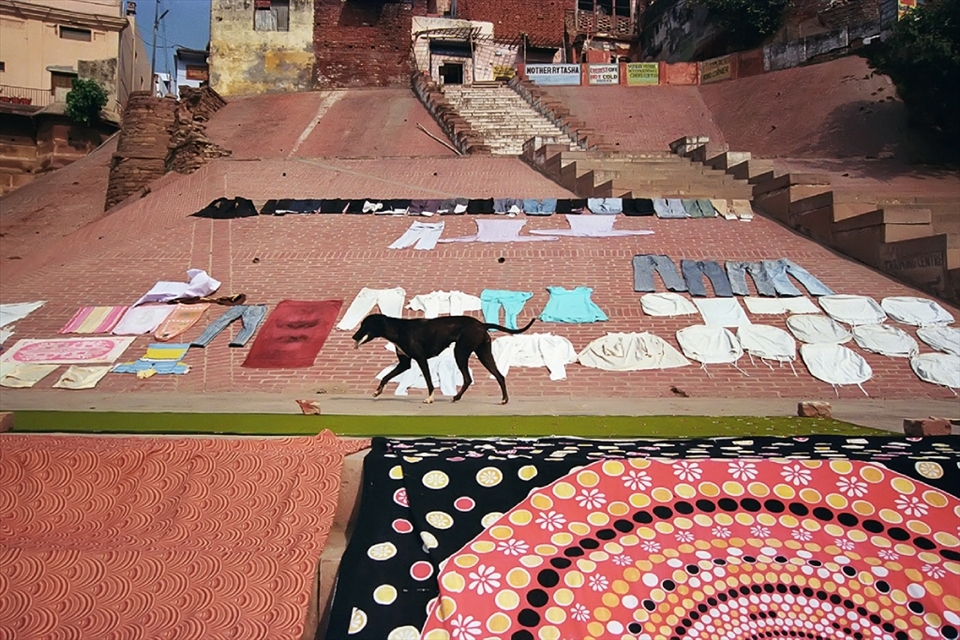 Three days in Varanasi, one of the oldest continuously inhabited cities in the world and the oldest in India, and a series of images with the intention to capture the daily atmosphere of the children living along the banks of the Ganges River. Every morning the dirty laundry are washed in the Ganges and stretched out to dry along the shore. Elderly and children alike participate in this activity that begins immediately after the first rays of the sun.