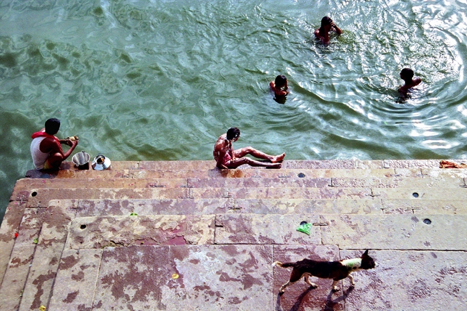 The Ganges River is heavily polluted at Varanasi, priests and rituals are everywhere and bodies are cremated in public. At sunset, pilgrims and locals alike bathe in the Ganges as part of their daily hindu rituals.
