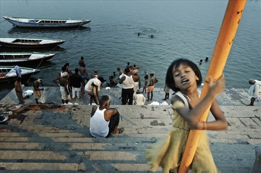 Every evening the main ceremony - ganga aarti takes place. Songs, prayers and rituals are held as a sign of gratitude to the Gods and the whole universe.  