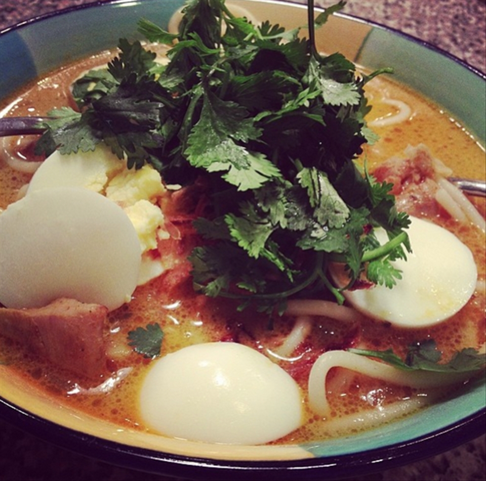 Ohn No Khauk Swe with Chicken Thigh, Coriander, and Spaghetti Noodles