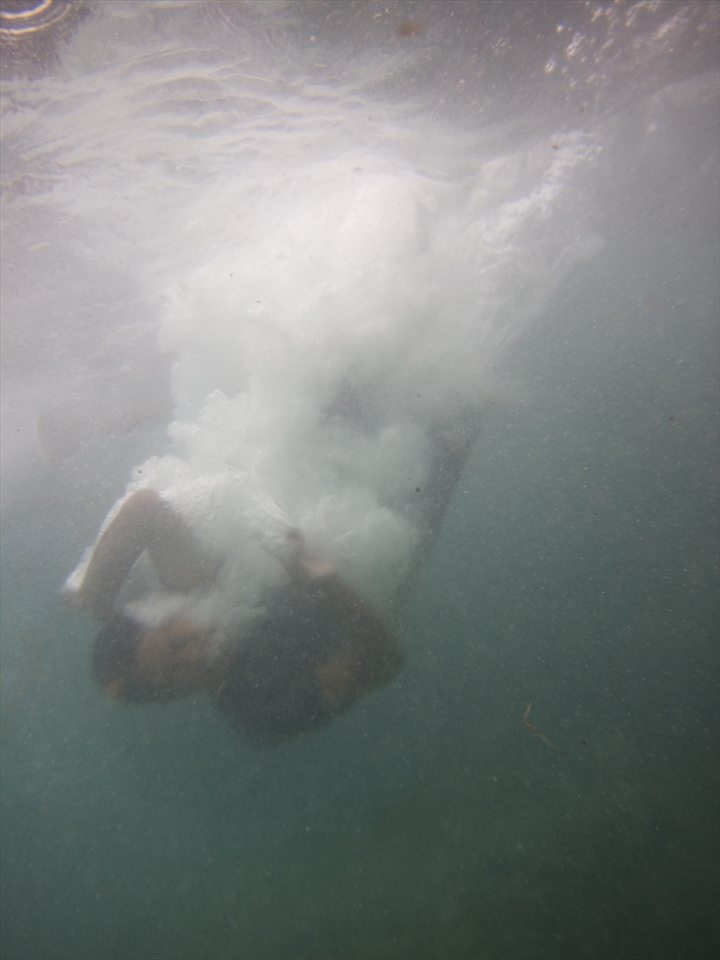 Although Tonga is a tropical island, there is no beach in its capital, Nuku’alofa. With soaring temperatures and high humidity every day, a Tongan boy seeks refuge by jumping into the water at the Wharf.