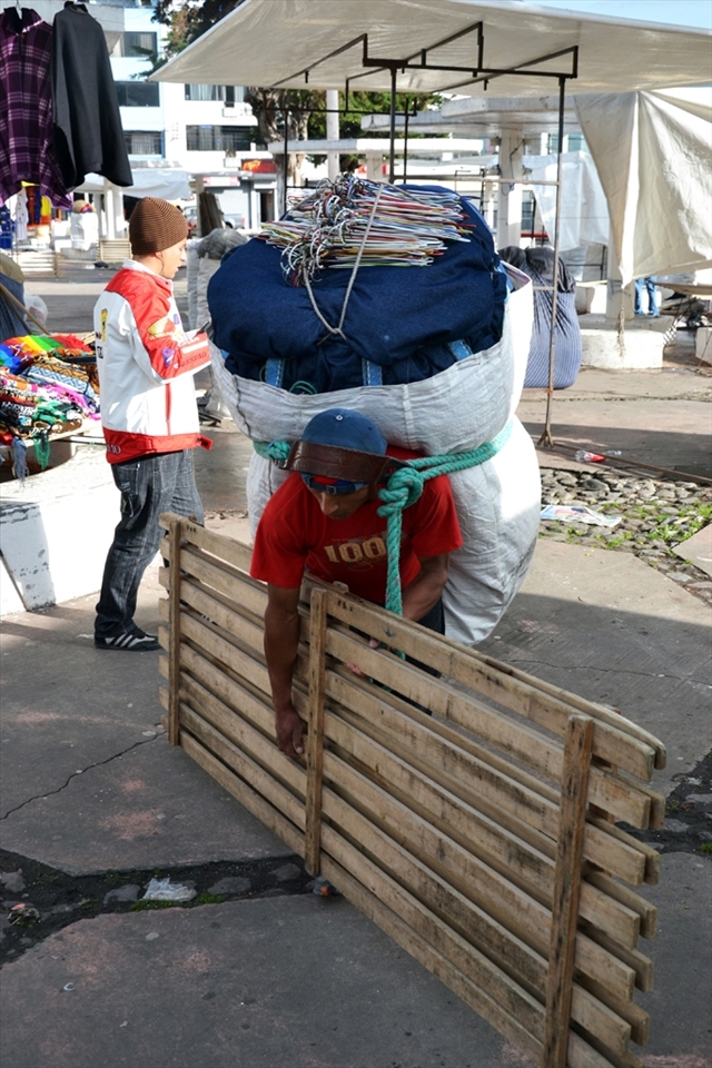 Most of the salesmen work on their own or in a couple. Men and women carry heavy loads on their backs to the market, where they set up their stands. It takes them a couple of hours to do all the hard work, but their day had just began.