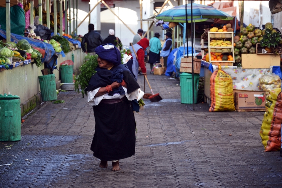 During the day some locals walk around and get some food and the market seems quite empty. But in the late afternoon, when people finish work and school, the streets fill up again and the market is busier than ever.