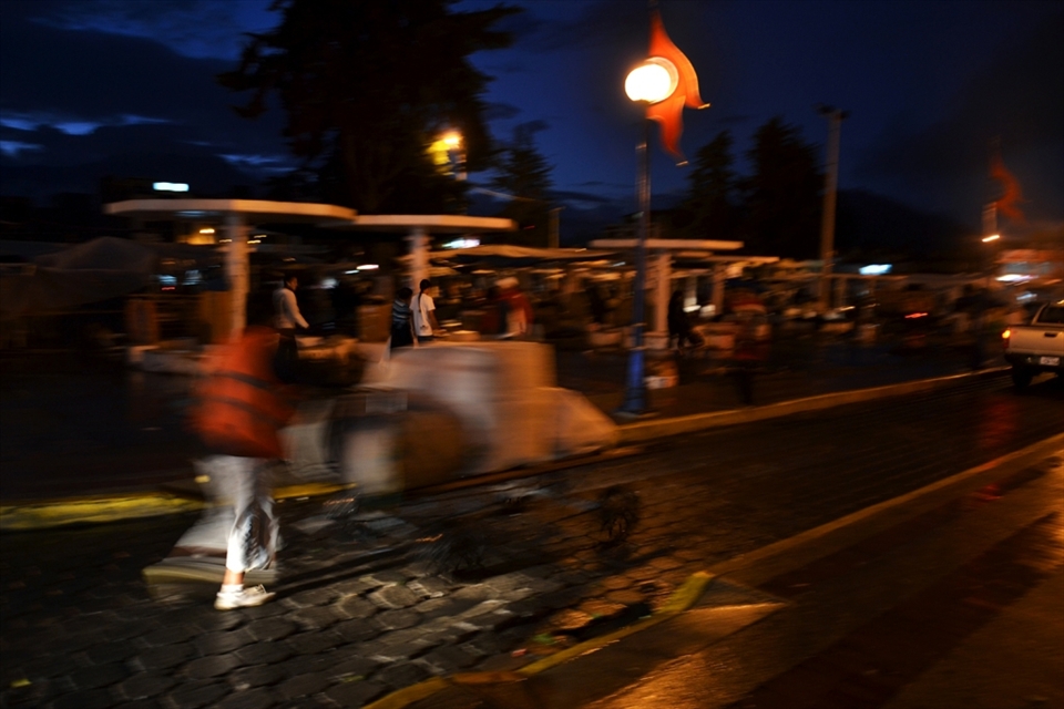 At dawn they start gathering their things and take everything back home. They can reward themselves with a short night sleep, but before the sun rises again, another day of hard work and heavy lifting is waiting. 