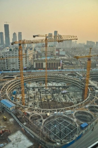 Tianjin is the fourth biggest city of China, but it doesn't look like a big metropolis but more like a big village for the spirit and soul that keep people life the same as always with their rhythm and life style.
Sometimes is incredible to see and empty place a day, and the day after something is building, and the third day you have a new skyscraper . This is Tianjin.