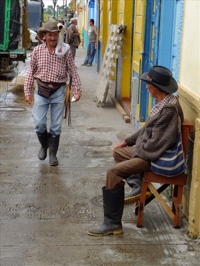 Since the main route to Bogotá bypassed Salento many years ago, the small town with a population of approximately 4135 inhabitants has retained its traditional colonial architecture along with a quiet and relaxed way of life. Locals sit in Salento’s main square as deliveries of goods and livestock come and go.