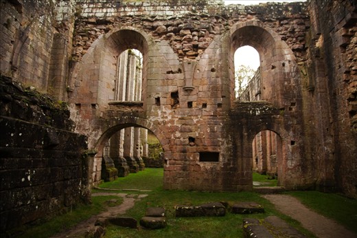 The angle makes this broken wall look mightier than it is and the architecture stands out alot.