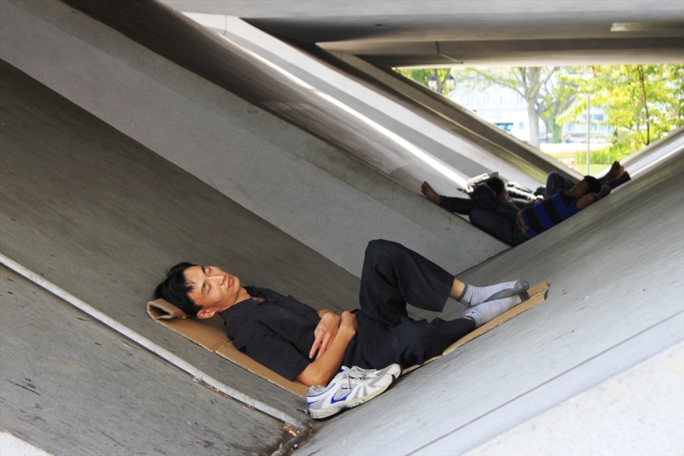 Feeling comfort in simple is part of the local culture. Take a break from busy life like these Singaporean men, resting on the roof in Marina Bay