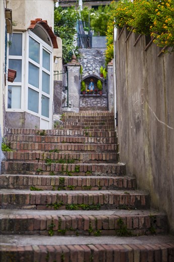 A quiet street in Anacapri away from the tourist paths.
