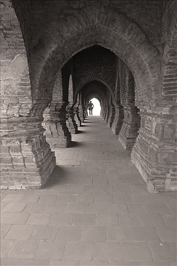 king stood alone only to witness loss of empire, What else a king could do in the past or may be in present or in future.