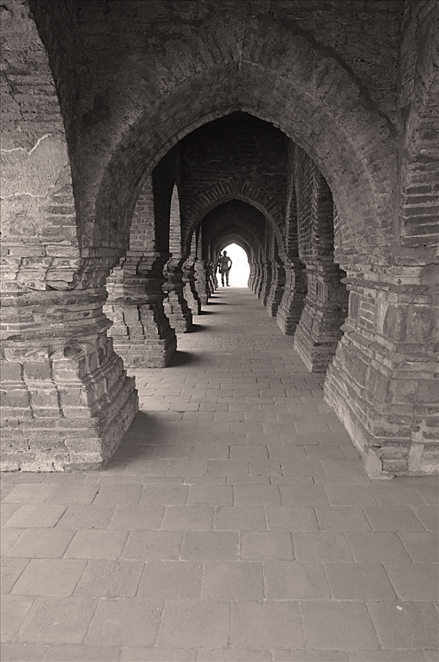 king stood alone only to witness loss of empire, What else a king could do in the past or may be in present or in future.