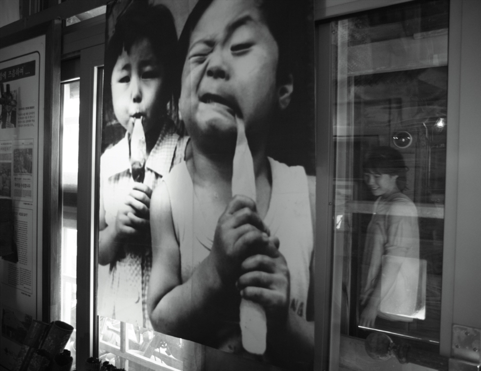 The Modern and Contemporary History of Korea Museum started out as one man's private collection of trinkets from the 1950s-1960s. For over 30 years, Chol Bong-kwon collected everything from candy wrappers to rusty bus stands that made him nostalgic for the yesteryears of the newly formed Republic of Korea. Mr. Chol's stubborn obsession has resulted in the creation of a precious space that reminds all visitors of the rubble from which South Korea emerged to become a success story of today.