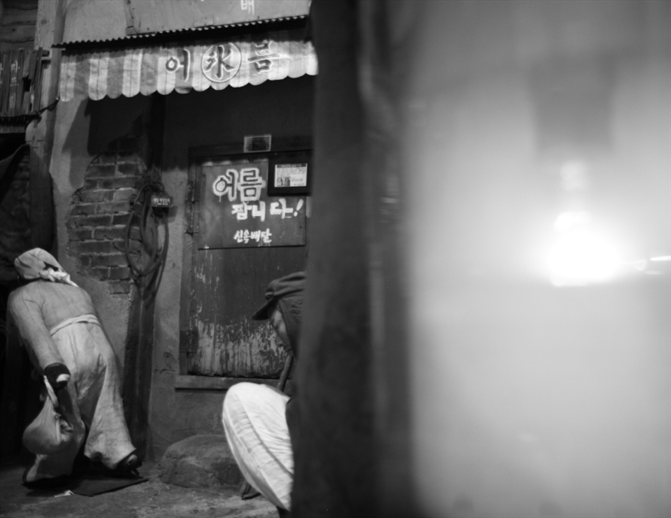 Squatters and elderly women with slouched backs are a historically common sight in Korea. Korean beggars, then and now, sit in the position of a 