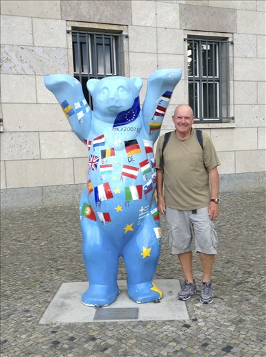 my Bear Buddy .. in front of the former Luftwaffe HQ now the Ministry of Finance