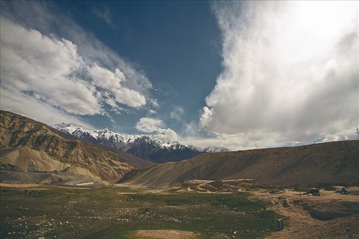 The landscape of Kashmir is strewn with expansive grasslands, with snow capped mountains towering over them. The cloud laden skies blanket the scenery and one just stands in awe of what transpires in front of their eyes.
