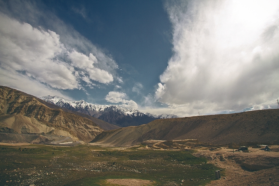 The landscape of Kashmir is strewn with expansive grasslands, with snow capped mountains towering over them. The cloud laden skies blanket the scenery and one just stands in awe of what transpires in front of their eyes.