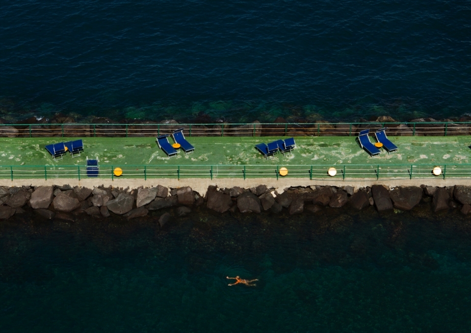 Sorrento Cliff Lido: At the base of the cliffs in Sorrento you can find a small public beach and lido and a number of commercial ones where you can buy food and drinks, lay in the sun and swim in the warm waters.  The public lido is often crowded with young British and German backpackers. The private ones are less crowded. 