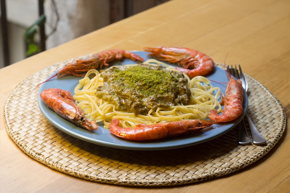 A simple and healty recipe, conceived in a emergency moment and since then entered in my culinary identity: every time I cook it I remember all the markets around the world where I discovered the different ingredients 